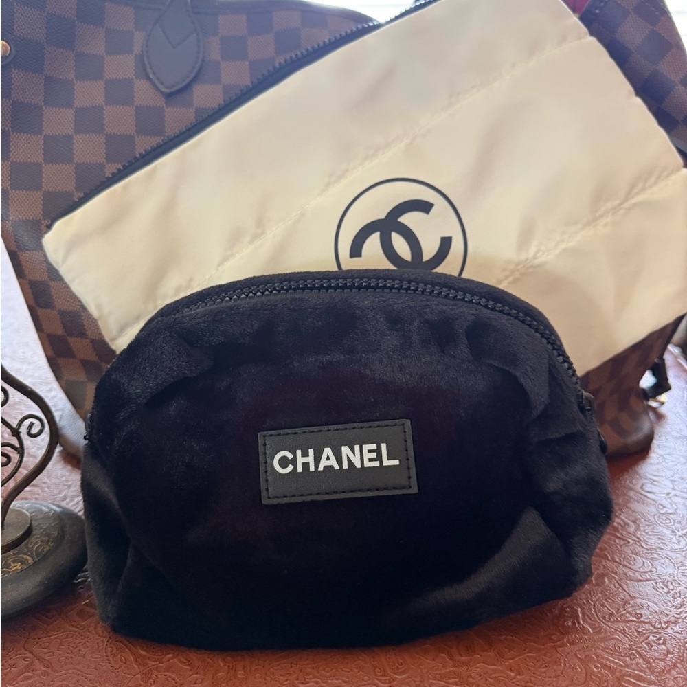CHANEL Black & CHANEL Cream Accessory